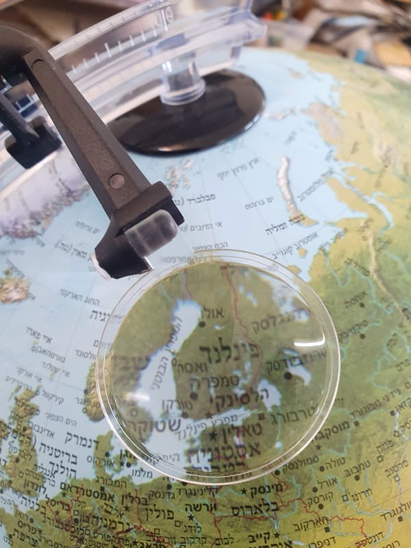 Illuminated physical-political globe in Hebrew