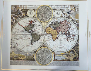 רפליקה של מפת העולם העתיק וכדורי המזלות