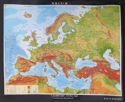 מפת אירופה פיזית מעוצבת עם מסגרת שחורה, מרשימה ומפורטת בהרחבה.