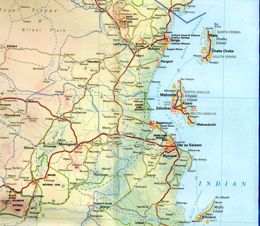 פרט של מפת טיולים של טנזניה עם כבישים, פארקים לאומיים, זנזיבר, הר הקילימנג'רו ודאר א-סלאם.